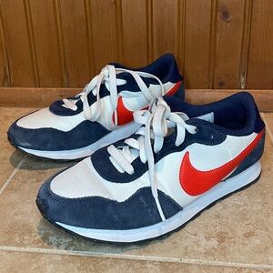 NIKE Boys MD Valiant Sneakers
